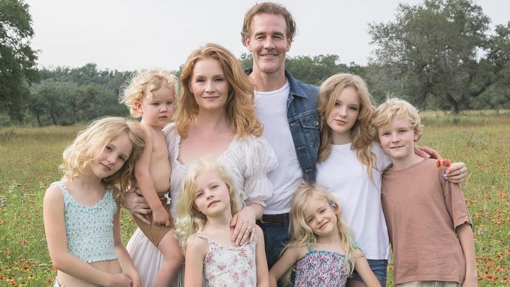 James Van Der Beek junto a su mujer y sus seis hijos.