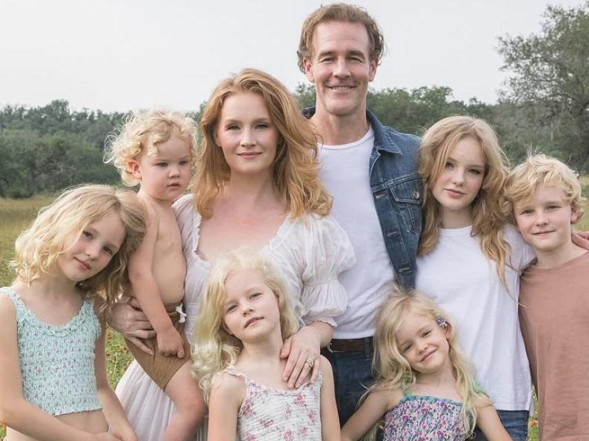 James Van Der Beek con su esposa y seis hijos.