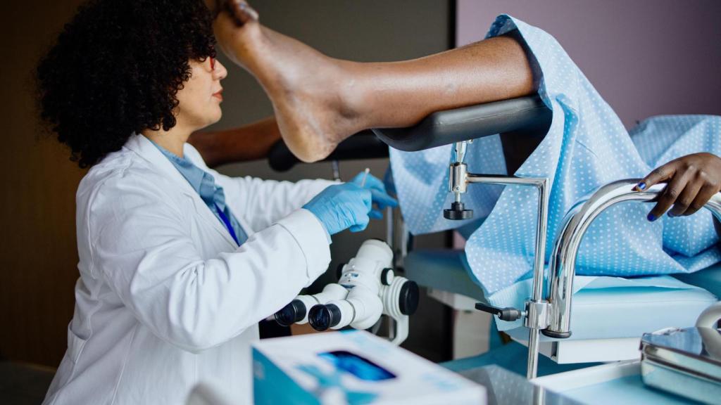 Una ginecóloga realizando una prueba.