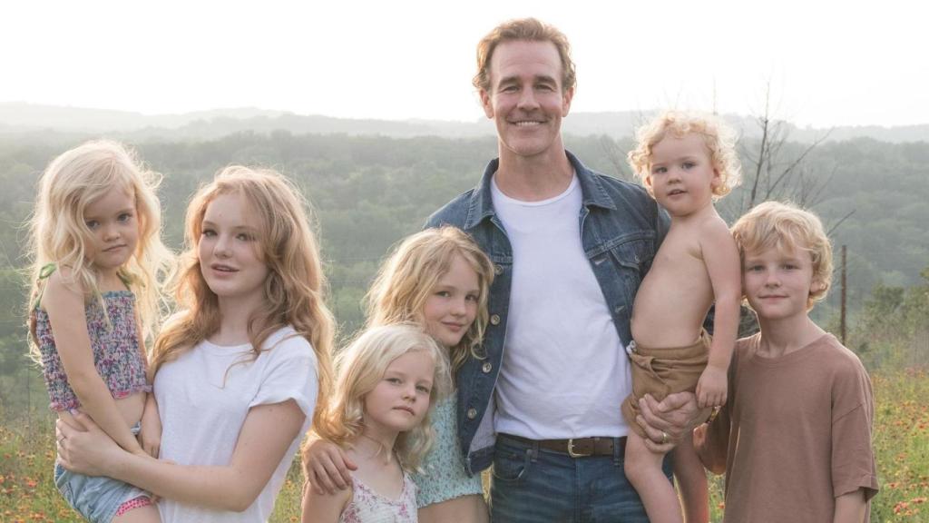 James Van Der Beek y sus hijos en una imagen de redes sociales.