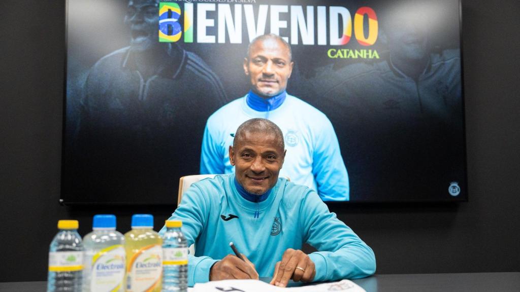 Henrique Guedes da Silva ‘Catanha’ firmando su contrato con la UB Conquense.