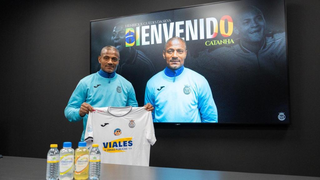 Catanha sosteniendo una camiseta de la UB Conquense.