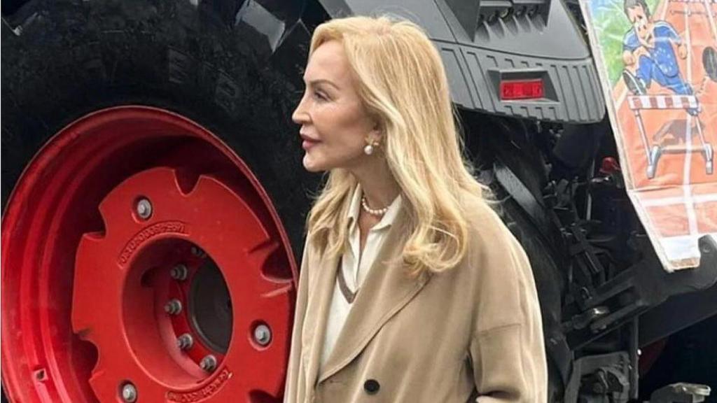 Carmen Lomana, entre tractores. Imagen de redes sociales.