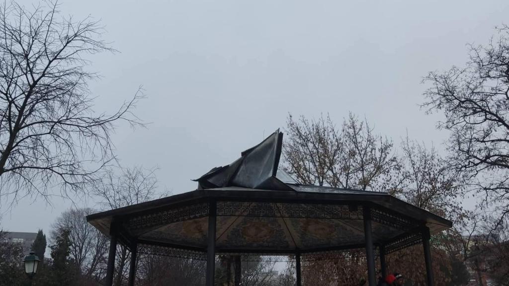 Templete con la cubierta desprendida.