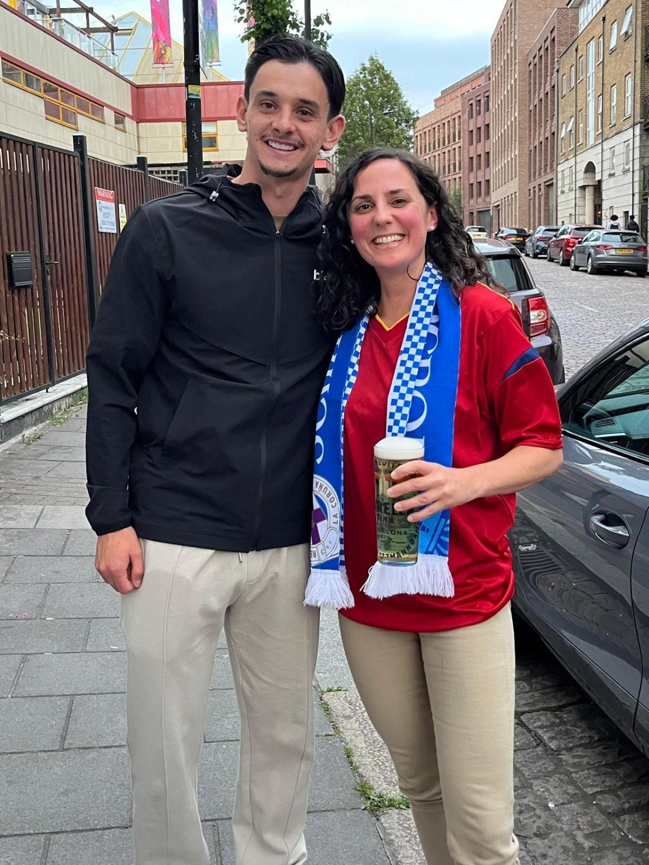 Eva Crespo junto al jugador del Deportivo Charlie Patiño en Londres.