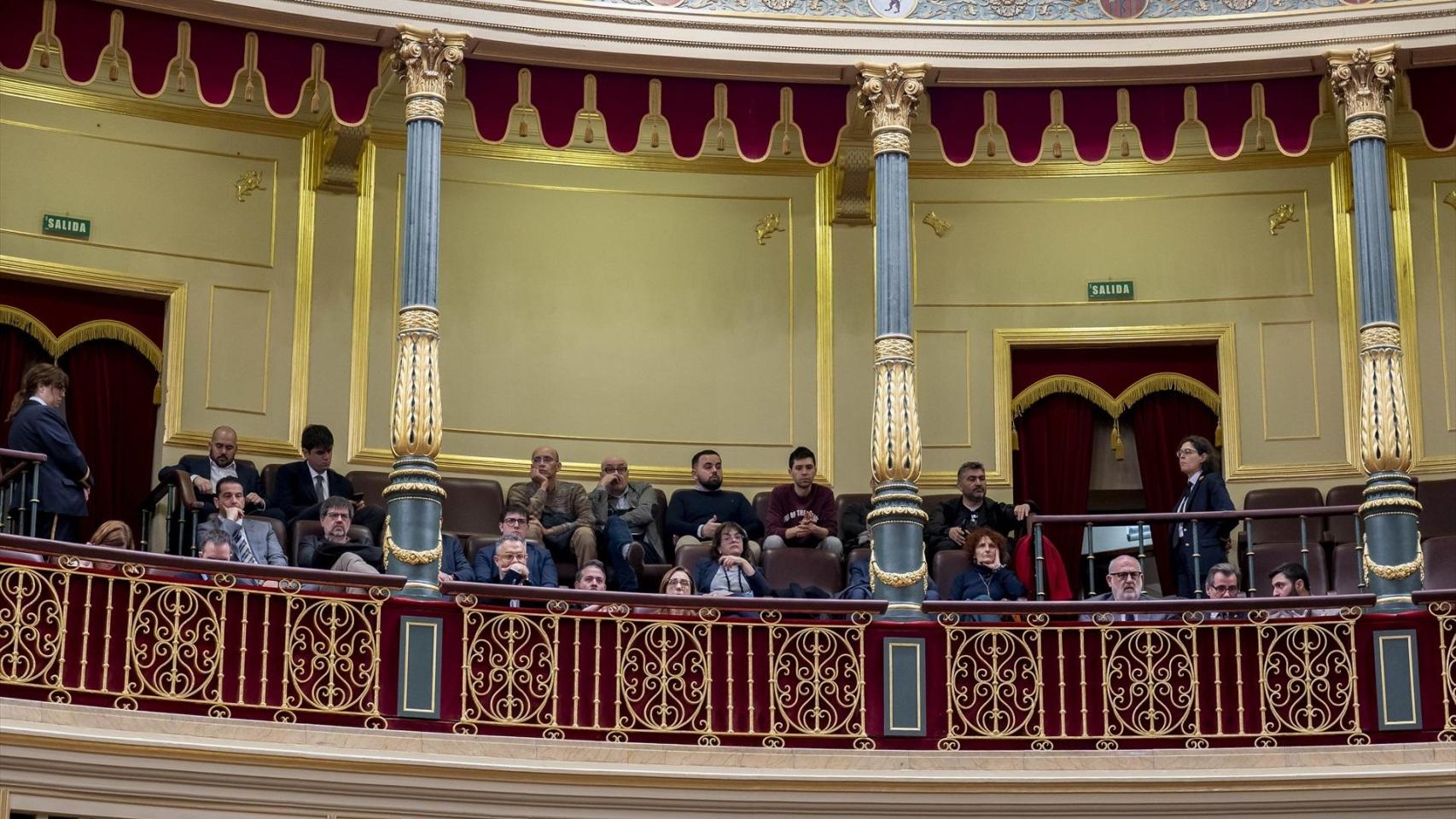 Varios alcaldes catalanes, la mayoría de Junts, siguen el debate de este jueves desde la tribuna del Congreso.