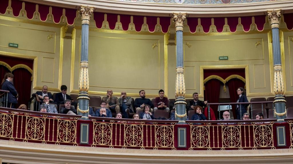 Varios alcaldes catalanes, la mayoría de Junts, siguen el debate de este jueves desde la tribuna del Congreso.