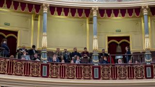 Varios alcaldes catalanes, la mayoría de Junts, siguen el debate de este jueves desde la tribuna del Congreso.