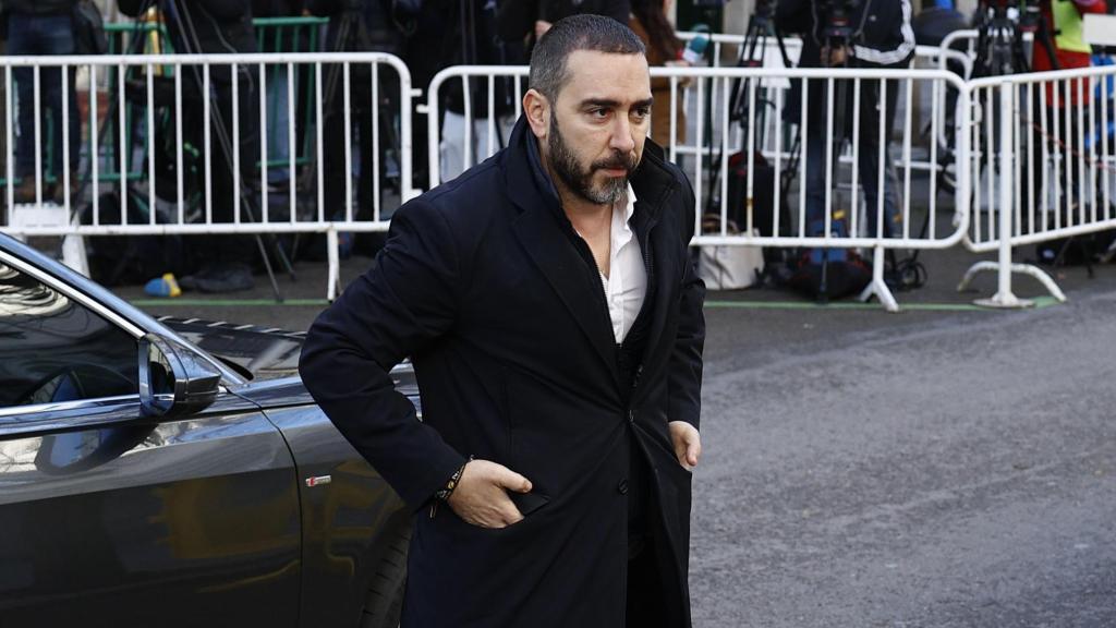 Víctor de Aldama se baja del coche delante del TS.