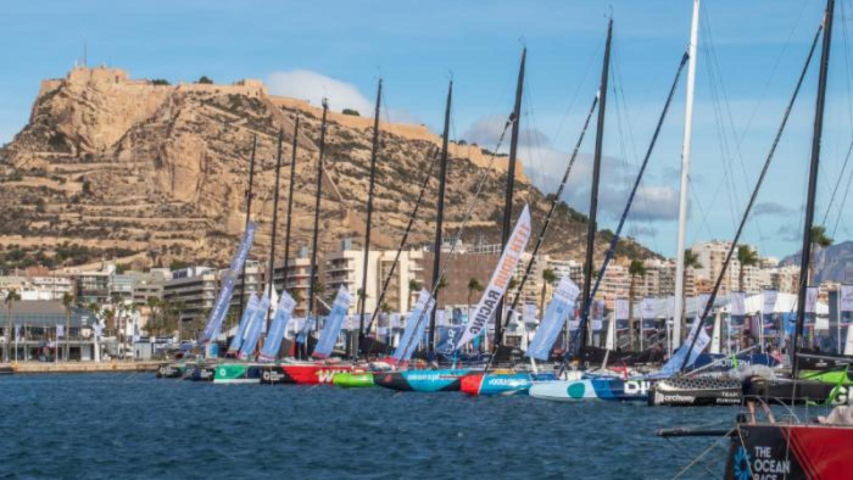 Los barcos de The Ocean Race amarrados en Alicante con el castillo de Santa Bárbara al fondo.