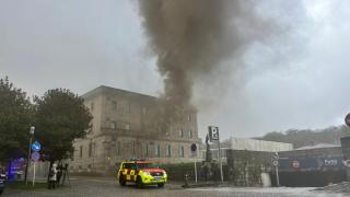 Un incendio obliga a desalojar la comisaría de la Policía Nacional de Santiago de Compostela
