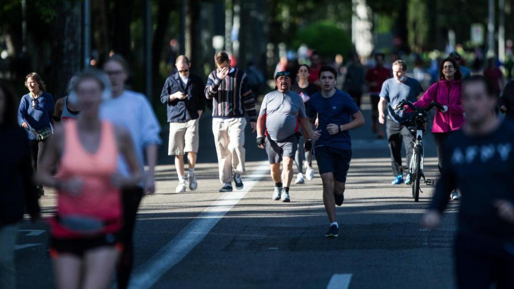 Un grupo de personas camina y corre por la calles de Madrid en una imagen de archivo.
