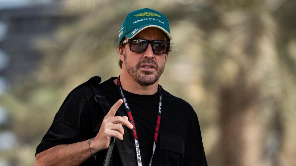 Fernando Alonso, en el paddock de la Fórmula 1 en Baréin