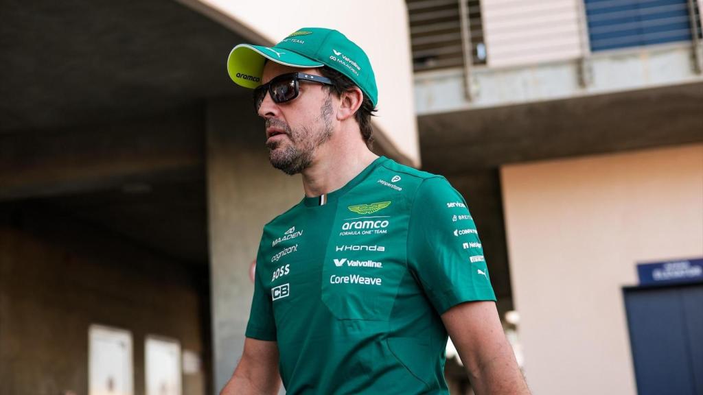 Fernando Alonso, en el paddock de la F1 con Aston Martin