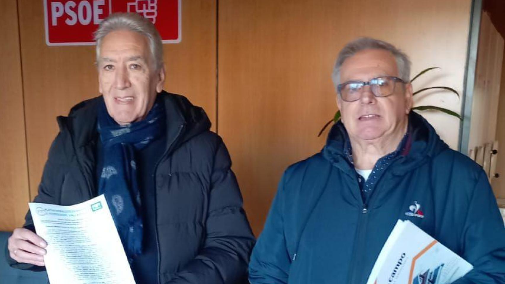 Miembros de la Plataforma por el Soterramiento de Valladolid en la sede del PSOE