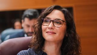 Isabel Díaz Ayuso luce por primera vez unas gafas para descansar la vista en la Asamblea de Madrid