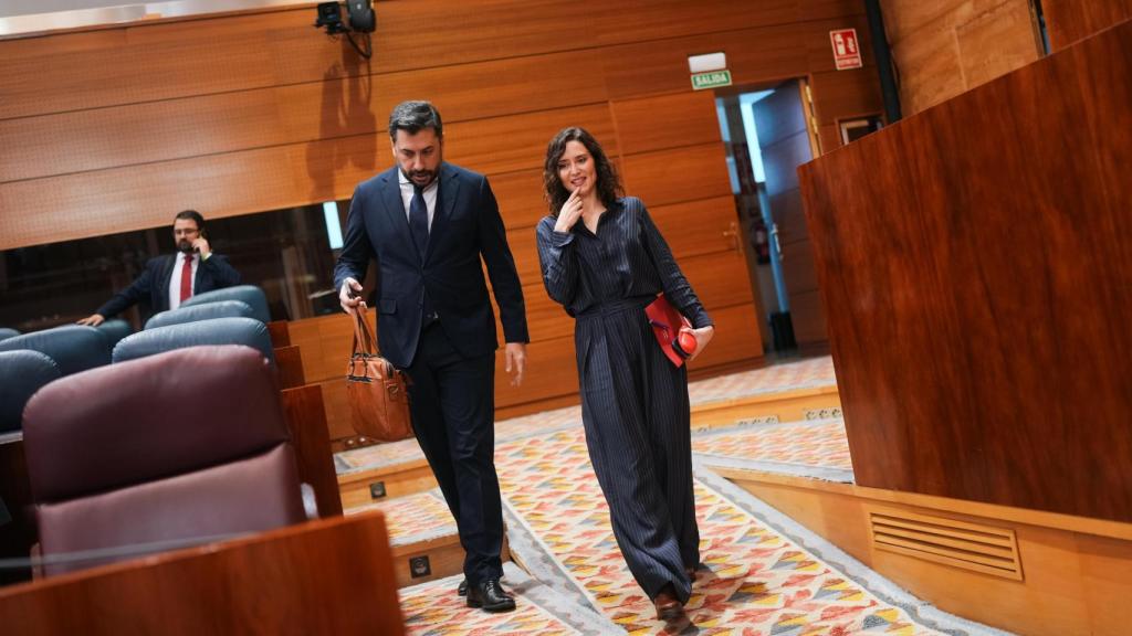 La presidenta de la Comunidad con un look de raya diplomática.