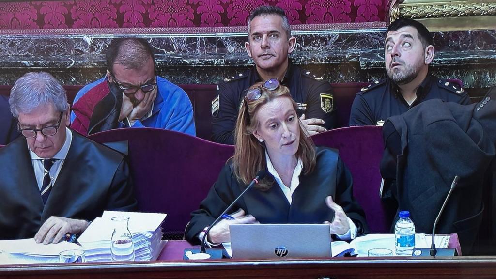 Koldo García, detrás a la izquierda, escucha la intervención de su abogada, Leticia de la Hoz.