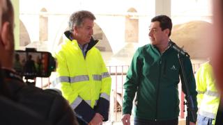 El presidente del PP, Alberto Núñez Feijóo junto con el presidente de la Junta, Juanma Moreno.