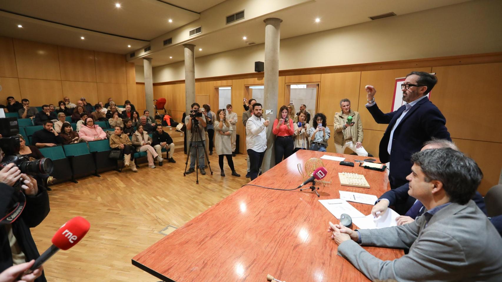 El sorteo se ha celebrado en el centro cívico del Casco Histórico, ante varias decenas de solicitantes y medios de comunicación.