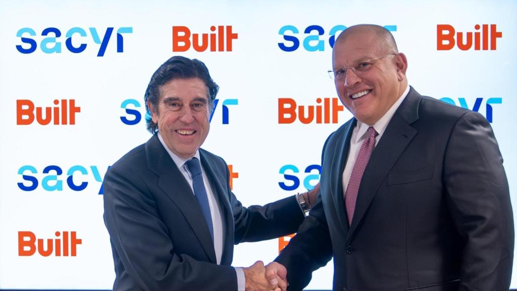 El presidente de Sacyr, Manuel Manrique, a la izquierda, sella su acuerdo con Built.