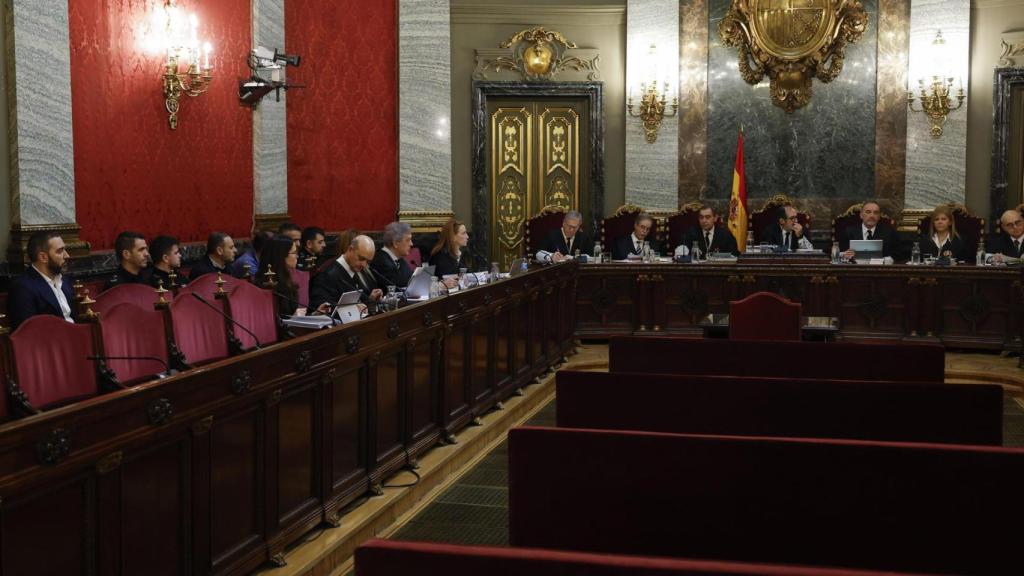 La Sala Penal del TS con los acusados Ábalos, Koldo y Aldama y sus defensas a la izquierda.