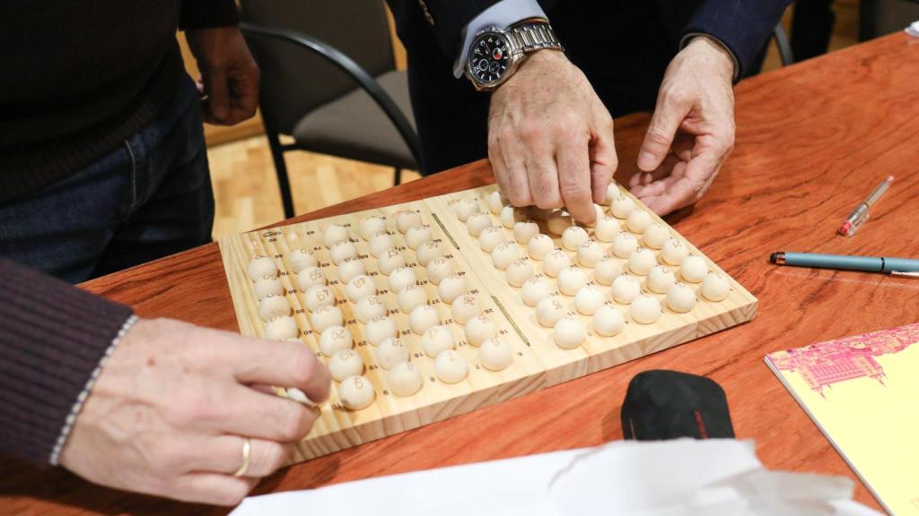 Las bolas del sorteo. Los números 'agraciados' han sido el 65 para el piso de una habitación; 34 y 35 para los de dos estancias y 17 y 18 para los de tres.