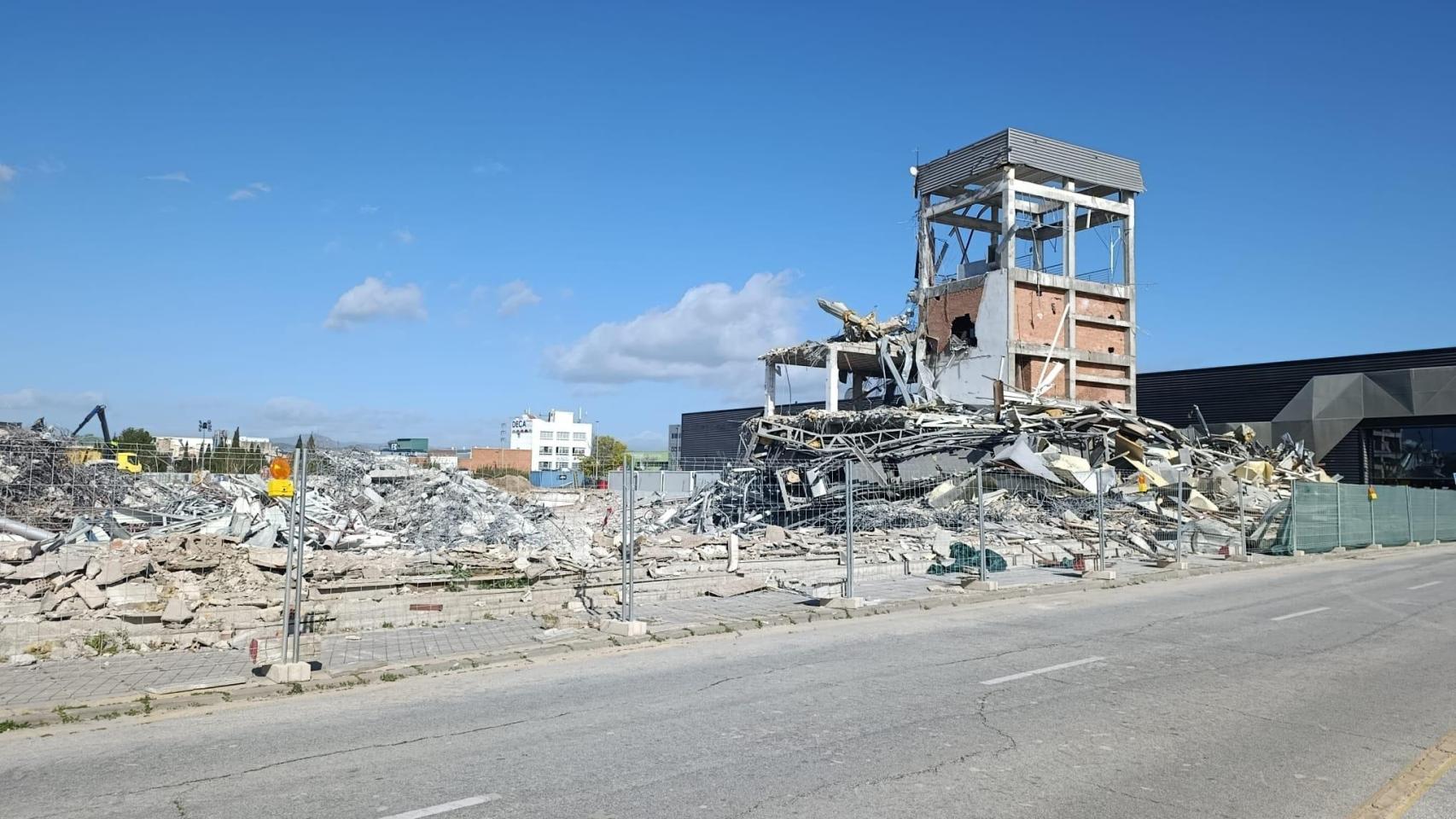 Imagen de la demolición de los viejos cines y la bolera del Málaga Nostrum.
