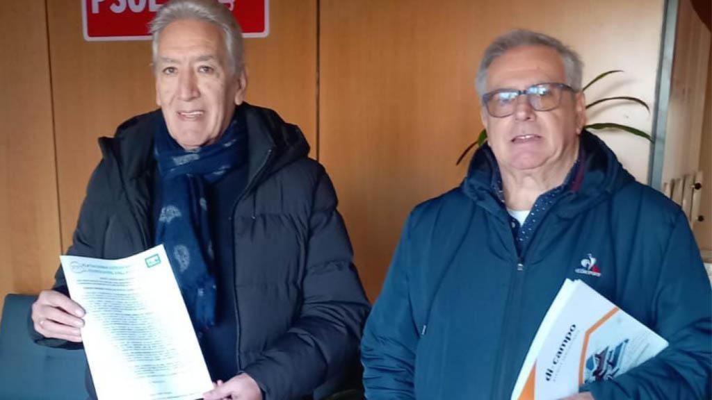 Miembros de la Plataforma por el Soterramiento de Valladolid en la sede del PSOE.