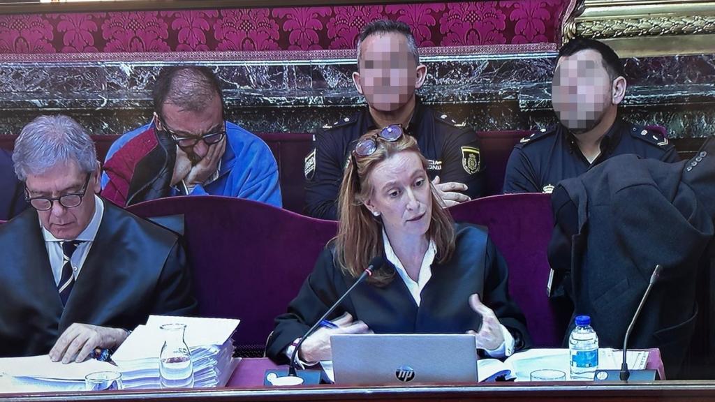 Koldo García, detrás a la izquierda, escucha la intervención de su abogada, Leticia de la Hoz.