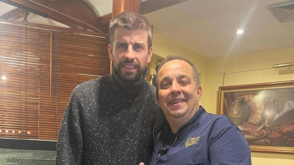 Gerard Piqué junto al dueño del establecimiento. EE
