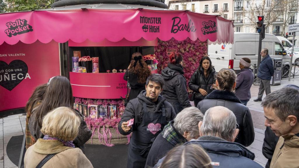 Colas de gente junto al kiosko de Barbie, Monster High y Polly Pocket en Madrid.