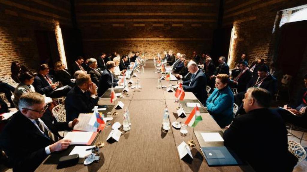 La mesa de la minicumbre previa organizada por Italia, Alemania y Bélgica a la que no ha asistido Sánchez