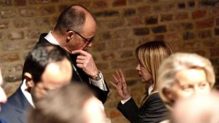 Giorgia Meloni y Friedrich Merz conversan durante la minicumbre de este jueves