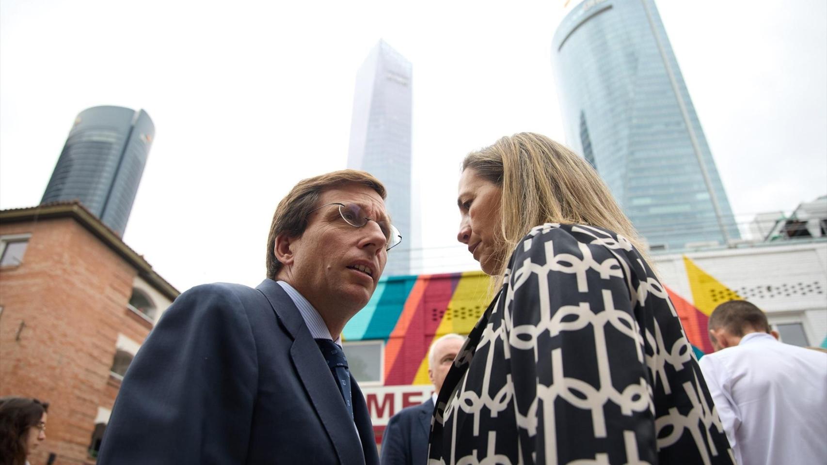 Imagen de archivo del alcalde de Madrid, José Luis Martínez-Almeida, y la concejala de Chamartín, Yolanda Estrada, durante la inauguración del Mercado Municipal de San Cristóbal,