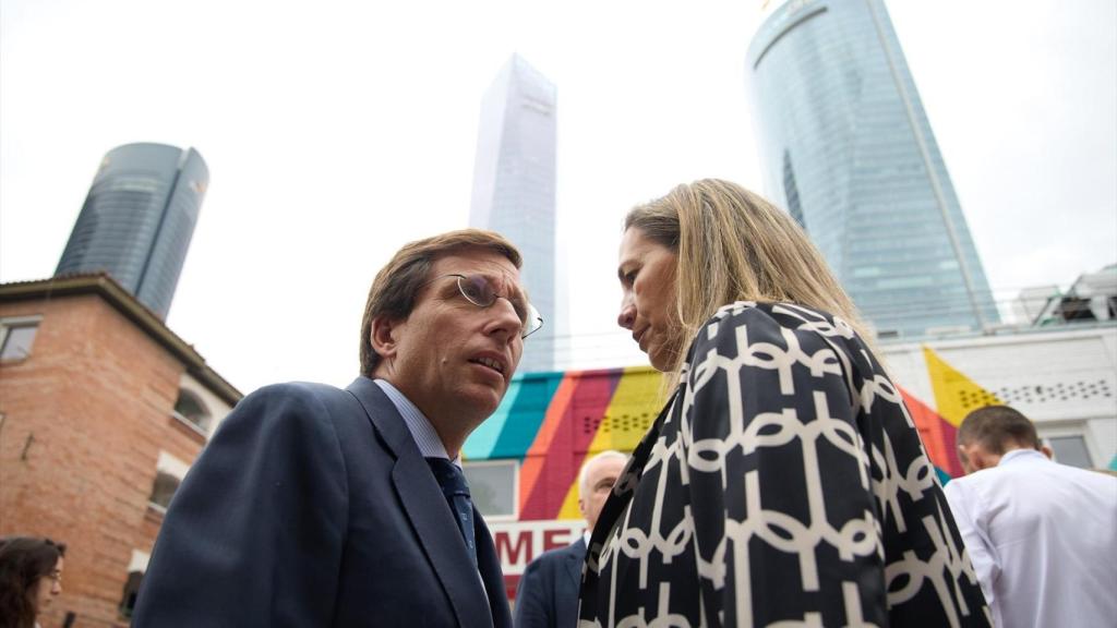 Imagen de archivo del alcalde de Madrid, José Luis Martínez-Almeida, y la concejala de Chamartín, Yolanda Estrada, durante la inauguración del Mercado Municipal de San Cristóbal,