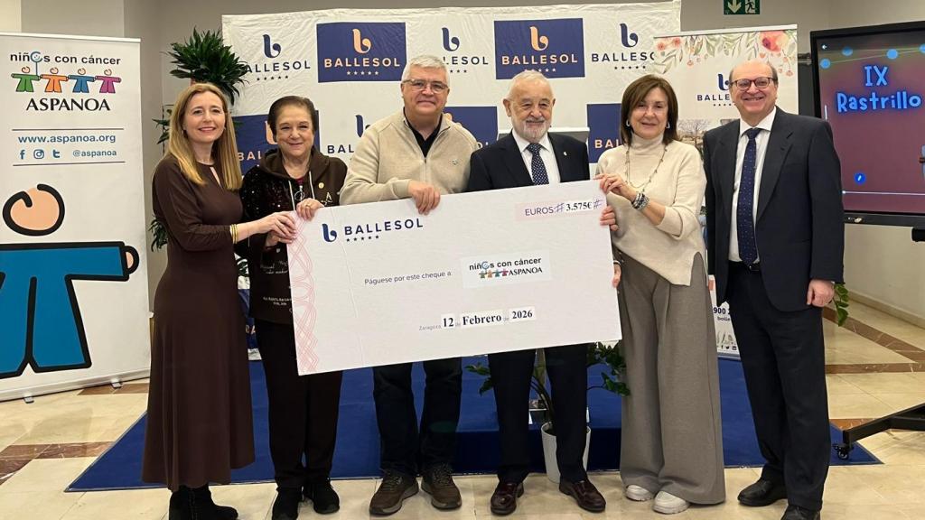 Entrega del talón solidario a Aspanoa por parte de Ballesol Puerta del Carmen.