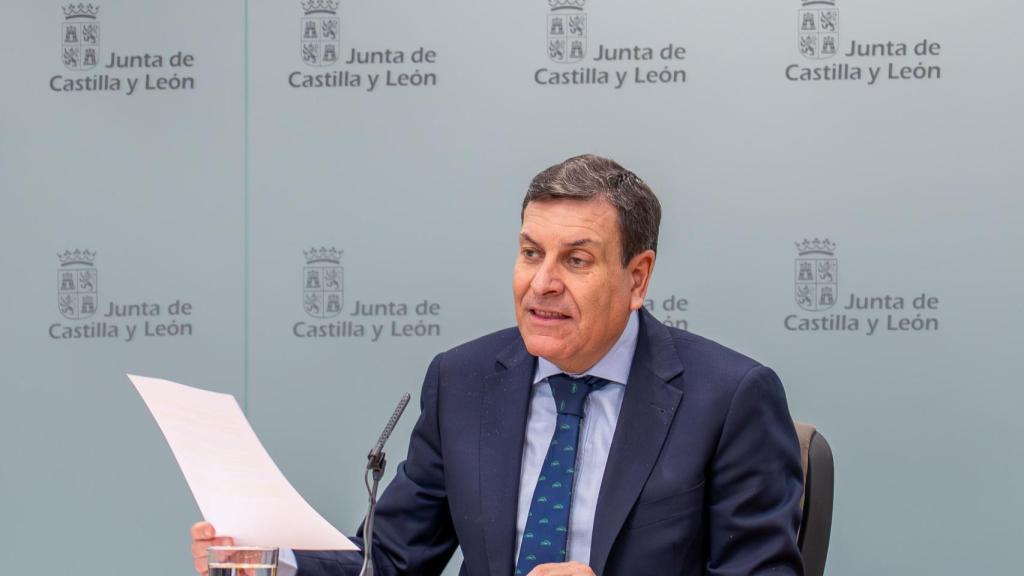 El consejero de Economía y Hacienda y portavoz, Carlos Fernández Carriedo, comparece en rueda de prensa posterior al Consejo de Gobierno