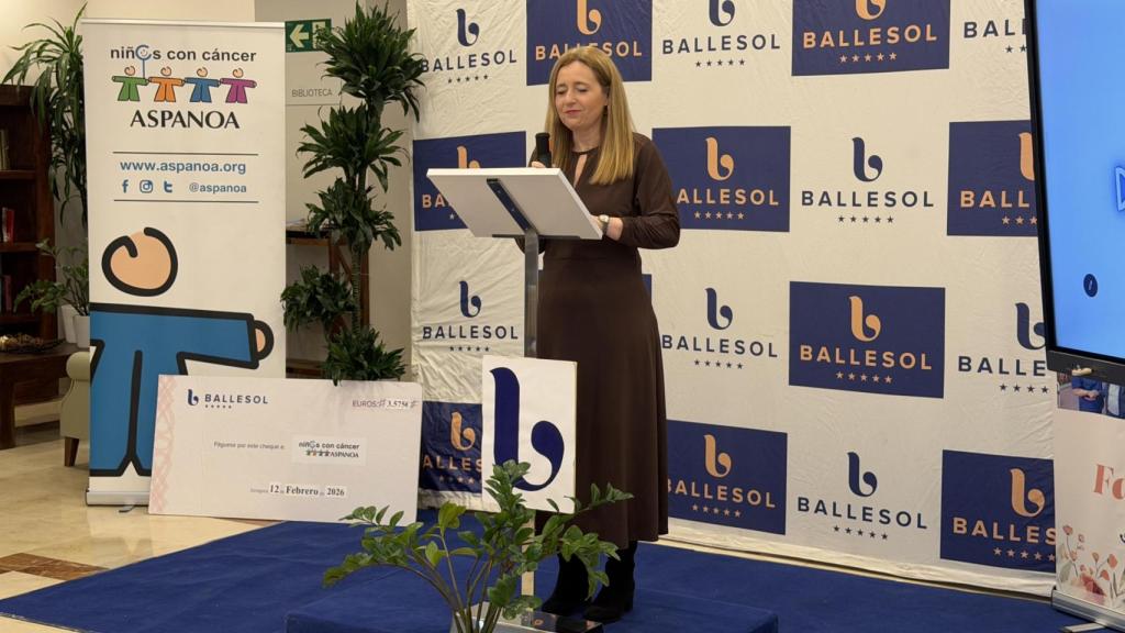 Sonia Martínez, directora de Ballesol Puerta del Carmen en la entrega del talón solidario.