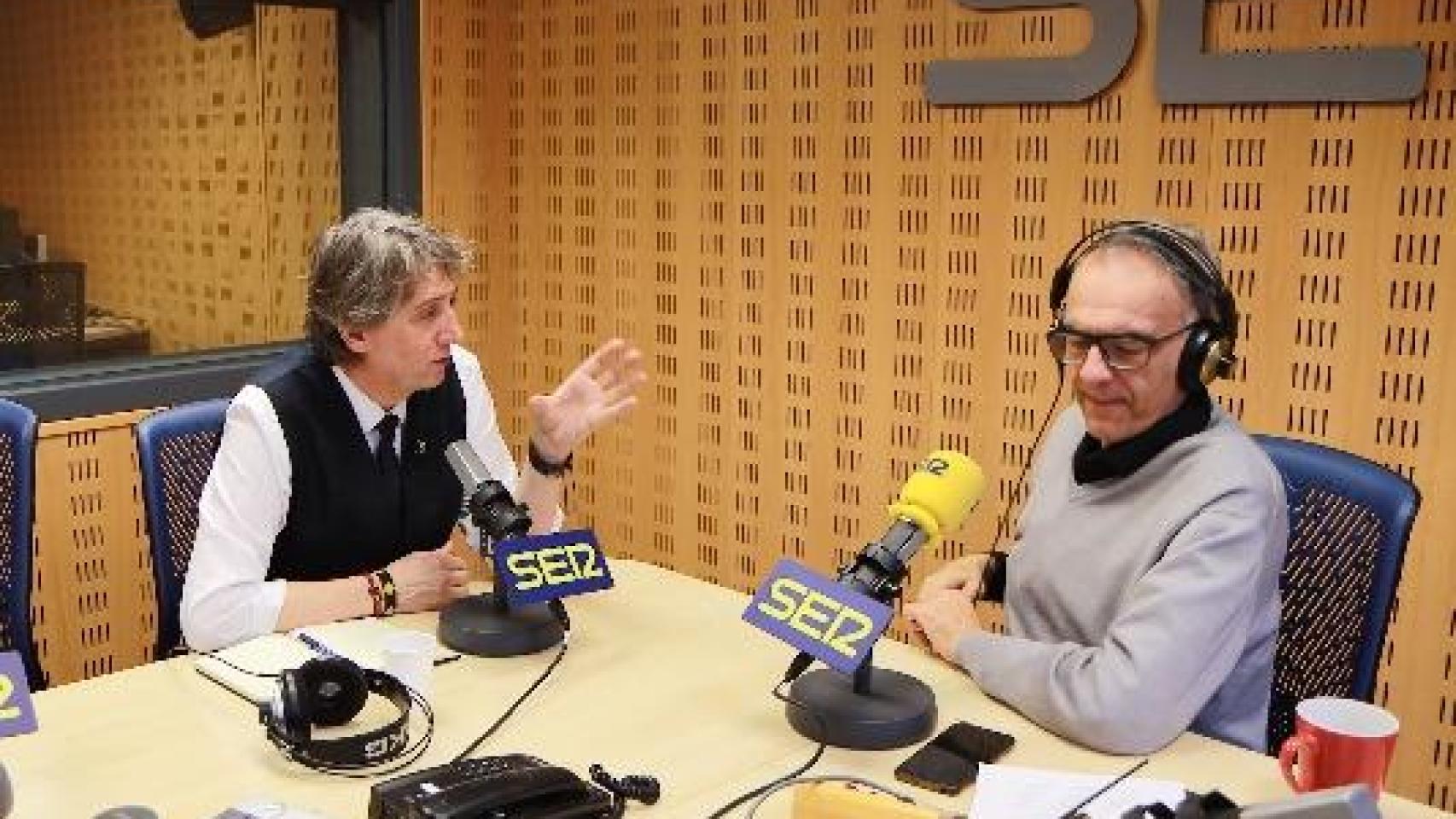 Carlos Martínez conversa con el periodista Javier Cuevas