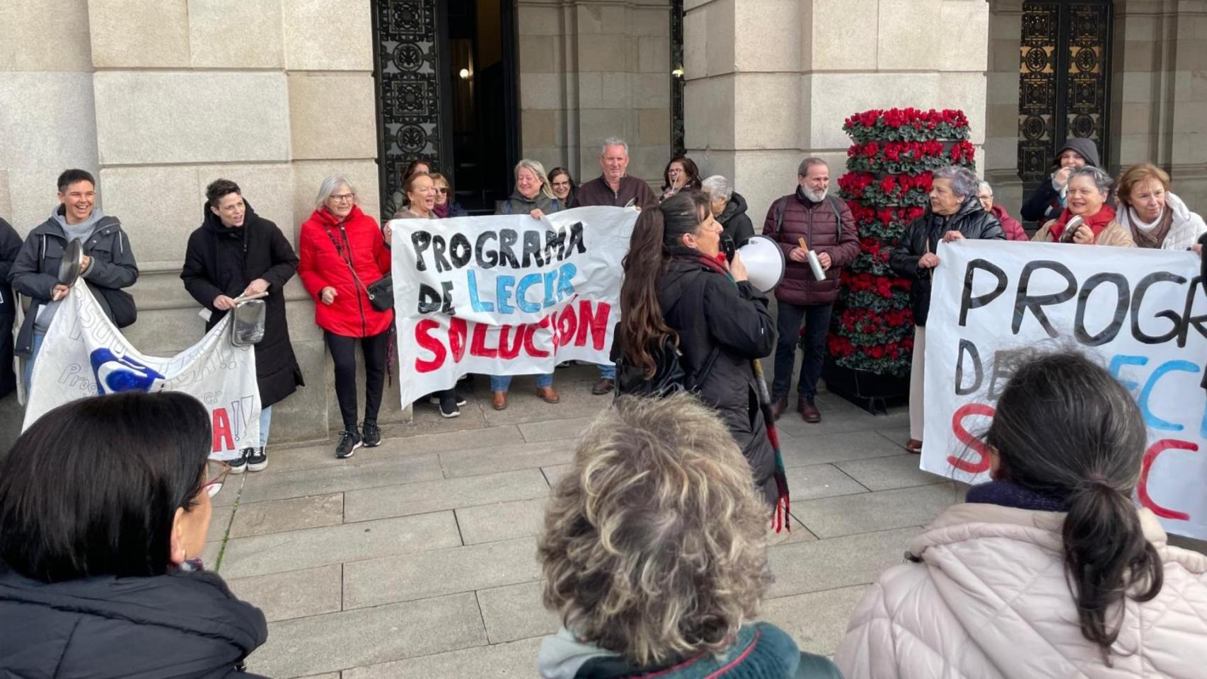 Manifestación de los trabajadores del Programa Lecer antes del pleno.