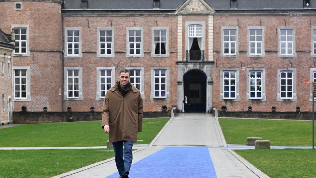 Pedro Sánchez no ha querido hablar con la prensa a su llegada a la reunión informal de Alden Biesenen el castillo belga de