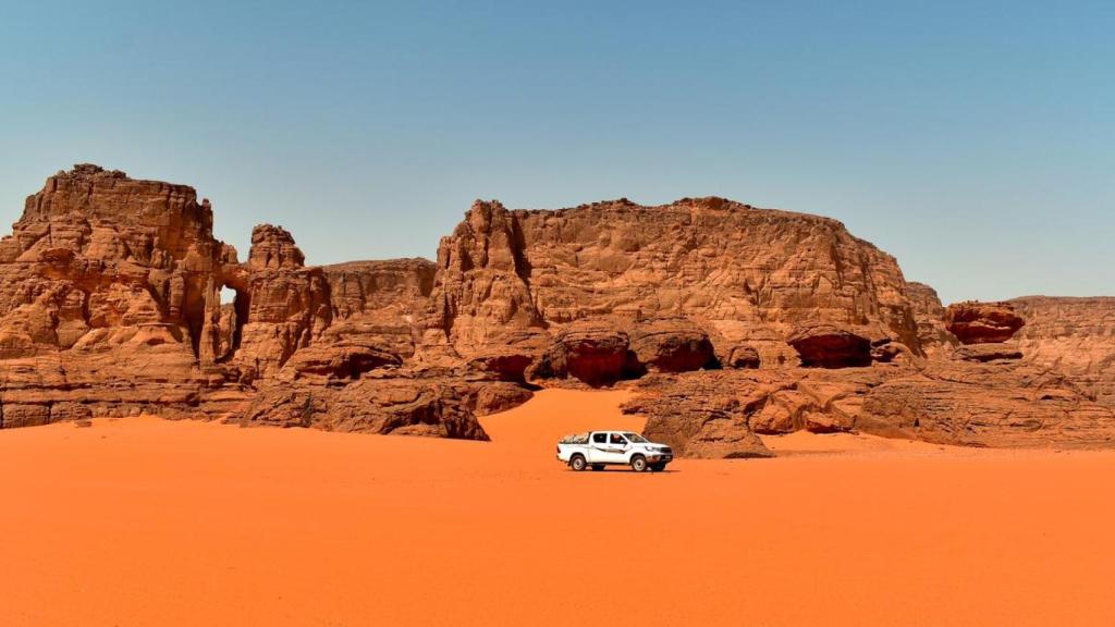 Un coche todoterreno en el Wadi Rum.