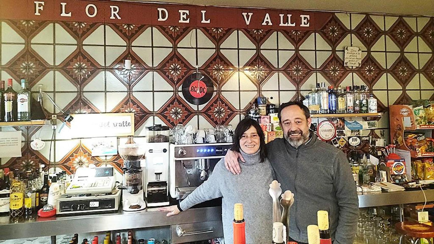 Ana y Rubén, sonrientes, en su bar La Flor del Valle.