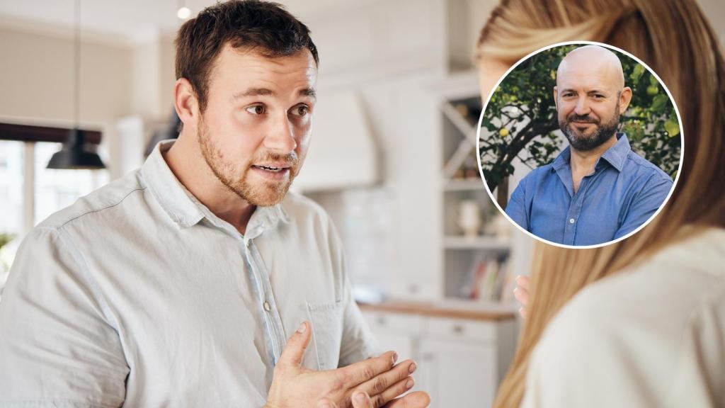 Una pareja discutiendo sobre un tema, y la imagen del filósofo Javier López.