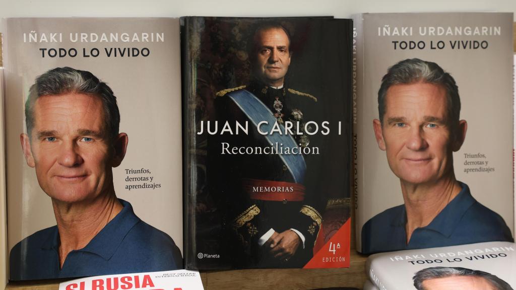 El libro de memorias de Iñaki Urdangarin junto al del Rey Juan Carlos I.