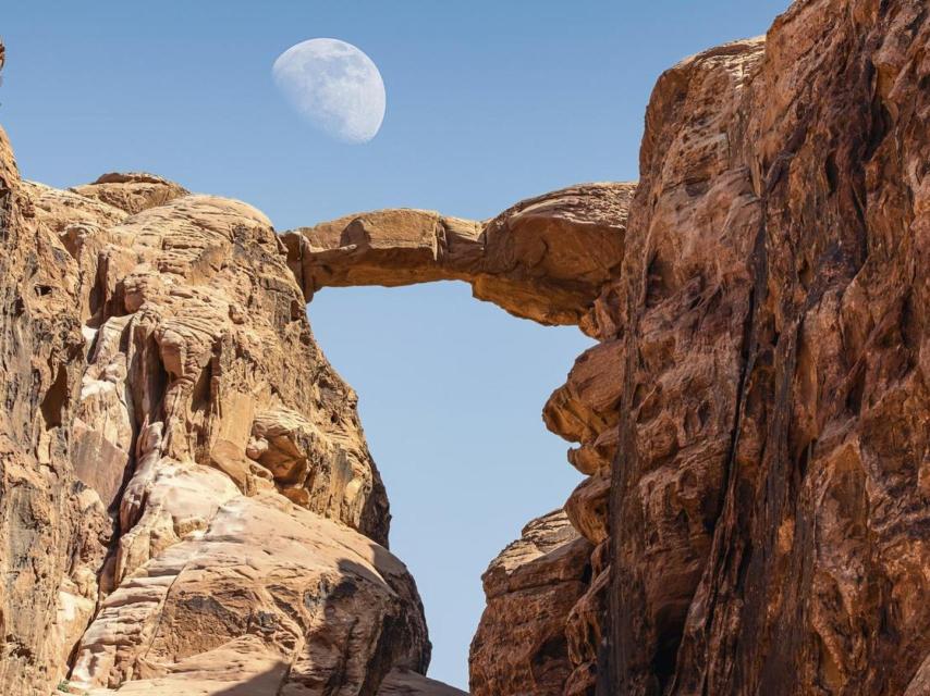 Burdah Rock Bridge en un increíble paisaje lunar en Wadi Rum en el desierto jordano.