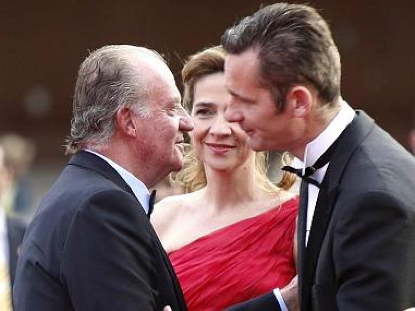 Iñaki Urdangrin saludando a Juan Carlos I ante la atenta mirada de Cristina.
