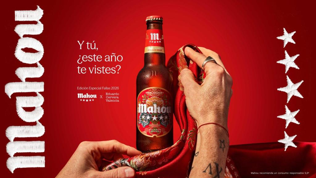 Mahou rinde homenaje a las Fallas junto al diseñador Eduardo Cervera.
