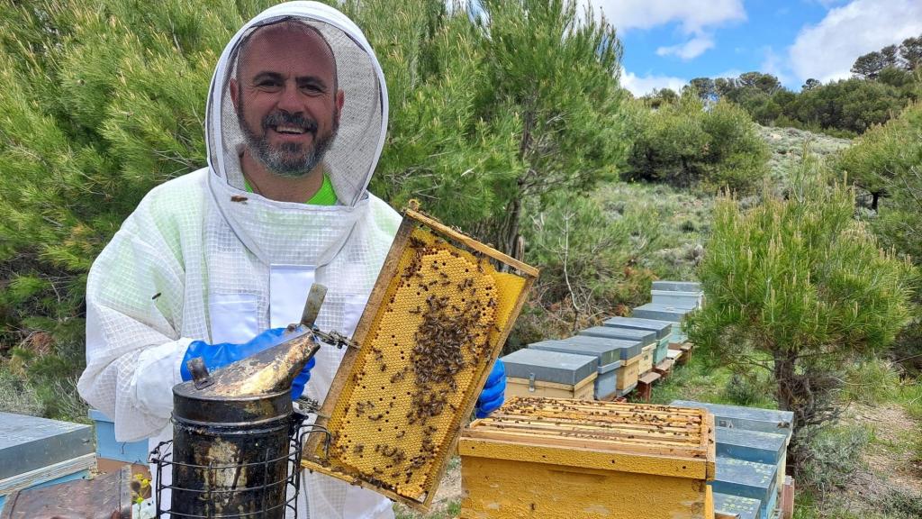 Francisco José González, de 'Mielegante', en uno de sus colmenares.